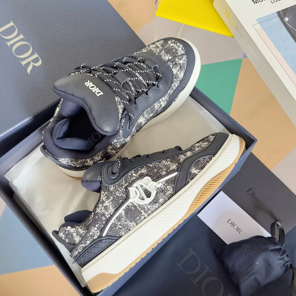 [DIOR] P: 820💰 Men's 39-44. (Male 38. 45. Customized) Dior Dior B9S series top version bread shoes casual sports shoes skate shoes original purchase development and production This new B9S skateboard sneakers are inspired by skateboarding and Dior's high-order spirit. Crafted from navy blue cotton tweed, the classic cannage pattern is reinterpreted with grained calfskin details in homage to Dior's savoir-faire. Padded tongue and technical fabric leg provide ideal comfort. Iconic details abound throughout the design, such as the Dior signature on the heel and tongue, cannage-patterned panels, and the rubber Dior Charm signature on the side inspired by the Dior logo. The rubber soles engraved with Oblique printing with a gradient effect are more refined and can add a high-end temperament to various looks. Exquisite packaging at the delivery counter🛍📦 ▪️Fabric: Original customized first-layer cowhide + tweed ▪️Inner lining: Customized breathable lining ▪️Outsole: Original open-molded anti-slip TPU material ▪️Sole thickness: 3.5CM.